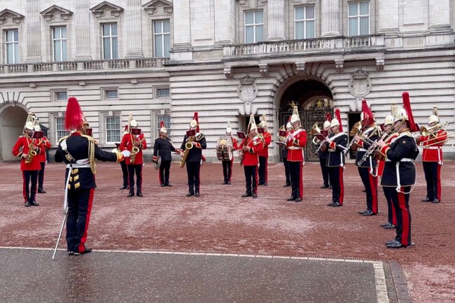 Watch: Auch die britischen Royals feiern Pride!