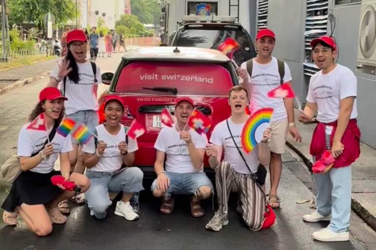 Watch: Auch die Schweizer Botschaft nahm an der Bangkok Pride teil