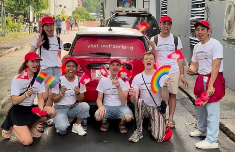 Watch: Auch die Schweizer Botschaft nahm an der Bangkok Pride teil