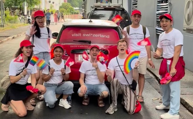 Watch: Auch die Schweizer Botschaft nahm an der Bangkok Pride teil