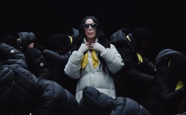Watch: Auch mit 80 modelt Cher noch weiter