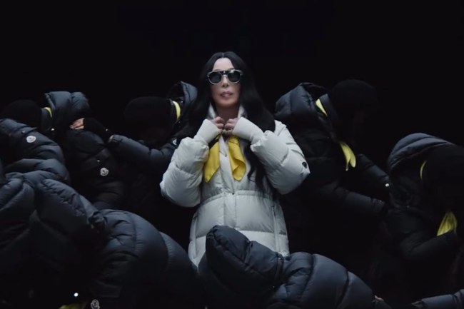 Watch: Auch mit 80 modelt Cher noch weiter
