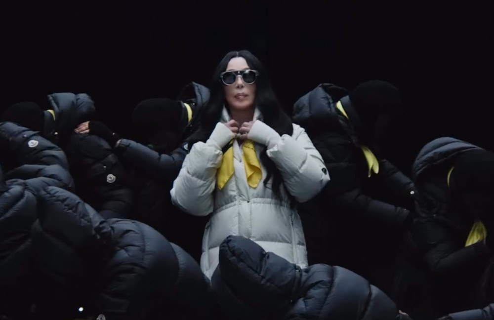 Watch: Auch mit 80 modelt Cher noch weiter