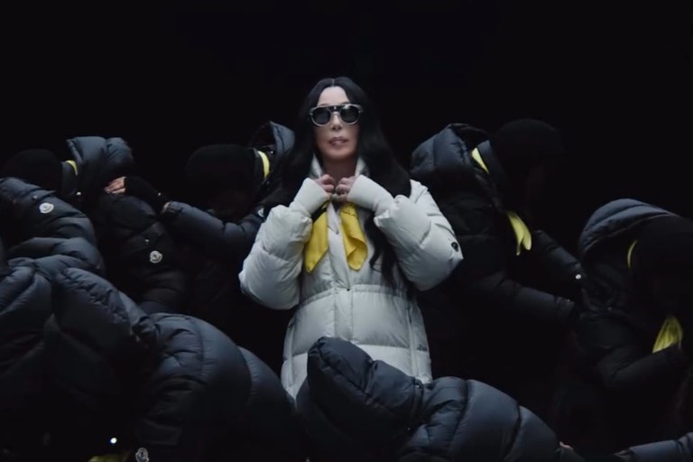 Watch: Auch mit 80 modelt Cher noch weiter