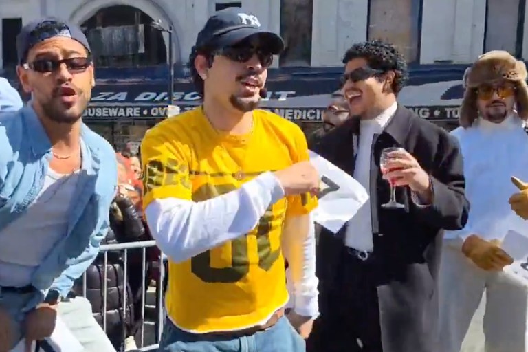 Watch: Beim Bad Bunny Lookalike Contest wurde es ziemlich wild... und sexy!