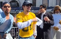 Watch: Beim Bad Bunny Lookalike Contest wurde es ziemlich wild... und sexy!