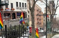 Watch: Beim Stonewall Monument wird aus Protest eine neue Pride-Fahne gehisst