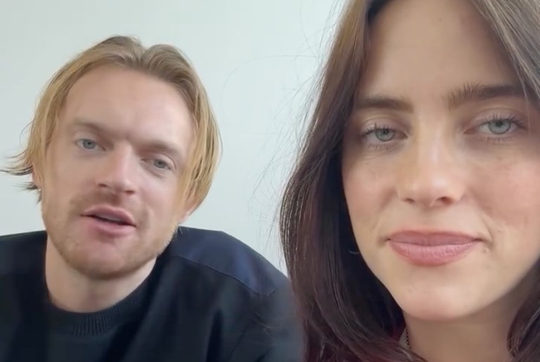 Watch: Billie Eilish & ihr Bruder Finneas rufen zur Wahl von Kamala Harris auf