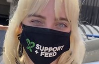 Watch: Billie Eilish verteilt Essen an obdachlose LGBTI+ Jugendliche