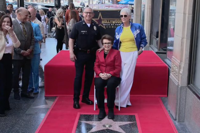Watch: Billie Jean King wird mit Stern auf dem Hollywood Walk of Fame geehrt