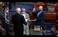 Watch: Bisexuelle Senatorin knöpft sich Mike Pence erneut vor