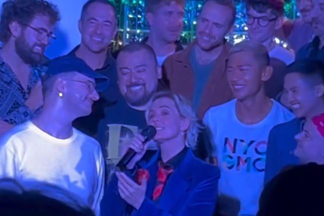 Watch: Brandi Carlile überrascht mit Celine Dion-Song im Stonewall Inn