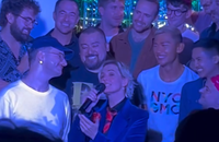Watch: Brandi Carlile überrascht mit Celine Dion-Song im Stonewall Inn