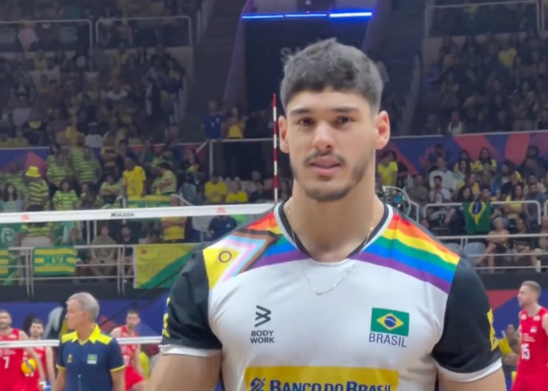 Watch: Brasilianischer Volleyballstar trägt Pride-Flag-Trikot