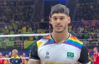 Watch: Brasilianischer Volleyballstar trägt Pride-Flag-Trikot