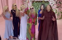 Watch: Britney, Madonna, Donatella, Paris, Selena & Drew singen Vogue