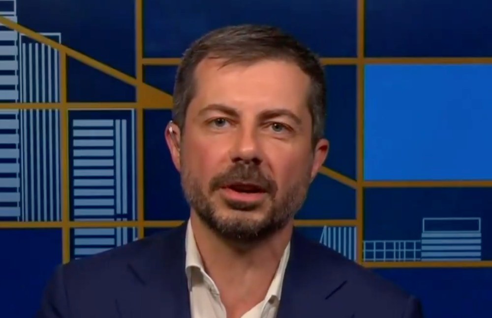 Watch: Buttigieg greift Trump an, weil der immer noch Biden die Schuld an allem gibt