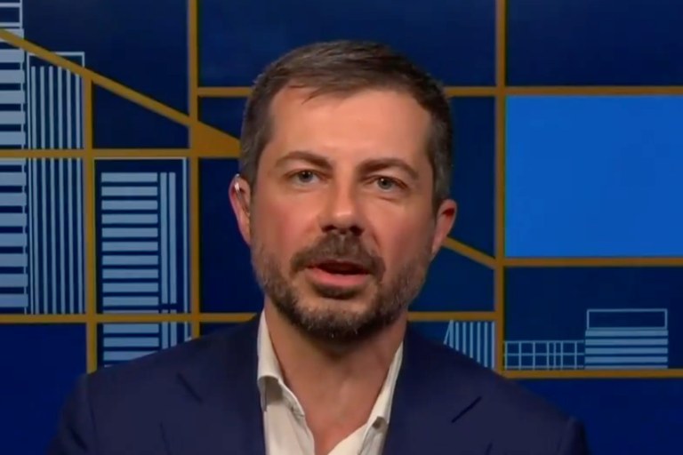 Watch: Buttigieg greift Trump an, weil der immer noch Biden die Schuld an allem gibt