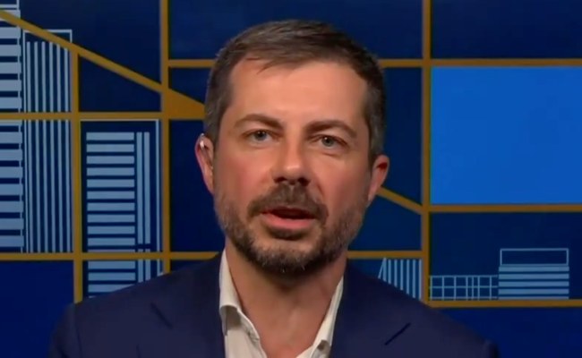 Watch: Buttigieg greift Trump an, weil der immer noch Biden die Schuld an allem gibt