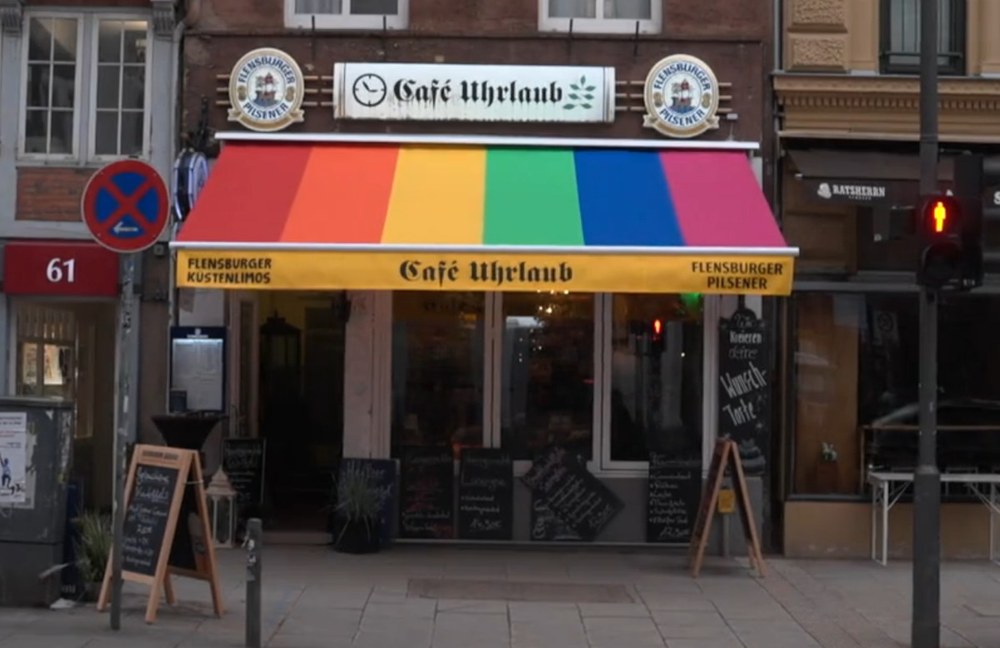 Watch: Café wird wegen Regenbogen-Sonnenstore angefeindet - doch nun wehren sie sich