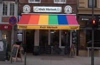 Watch: Café wird wegen Regenbogen-Sonnenstore angefeindet - doch nun wehren sie sich
