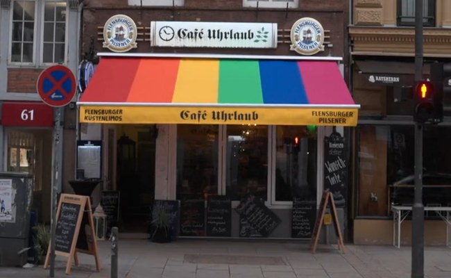 Watch: Café wird wegen Regenbogen-Sonnenstore angefeindet - doch nun wehren sie sich