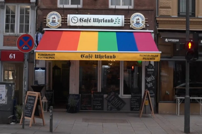 Watch: Café wird wegen Regenbogen-Sonnenstore angefeindet - doch nun wehren sie sich