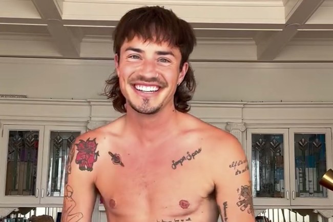 Watch: Cal Calamia feiert sechs Jahre Transition