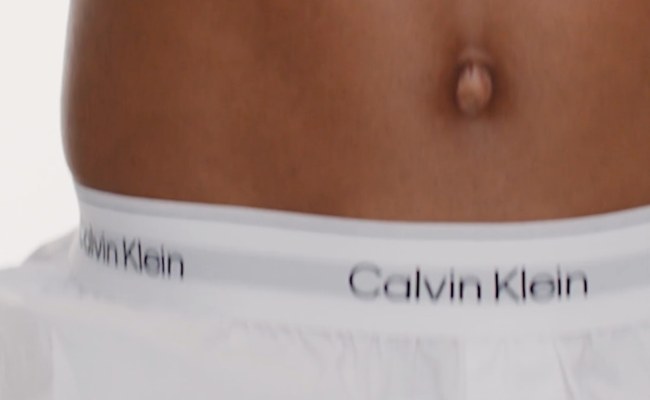 Watch: Calvin Klein holt Profi-Fussballer vor die Linse