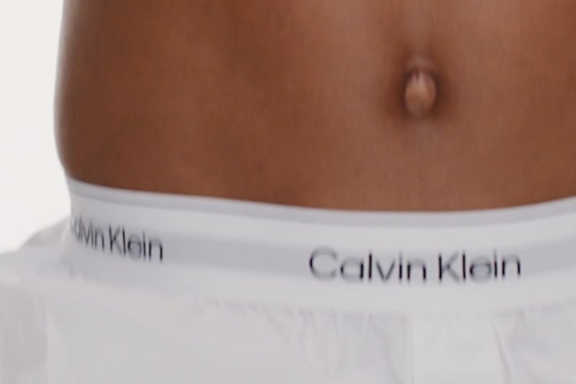 Watch: Calvin Klein holt Profi-Fussballer vor die Linse