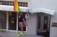 Watch: "Captain America" stiehlt Pride Flag