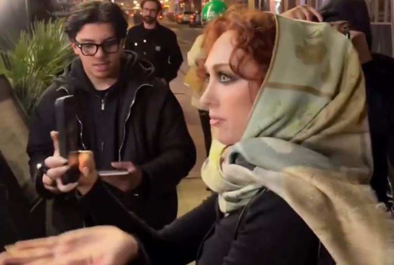 Watch: Chappell Roan hat genug von den Paparazzi und wehrt sich