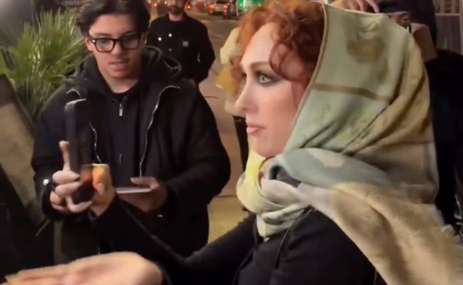 Watch: Chappell Roan hat genug von den Paparazzi und wehrt sich