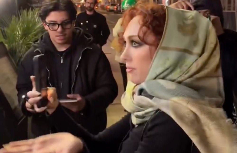 Watch: Chappell Roan hat genug von den Paparazzi und wehrt sich