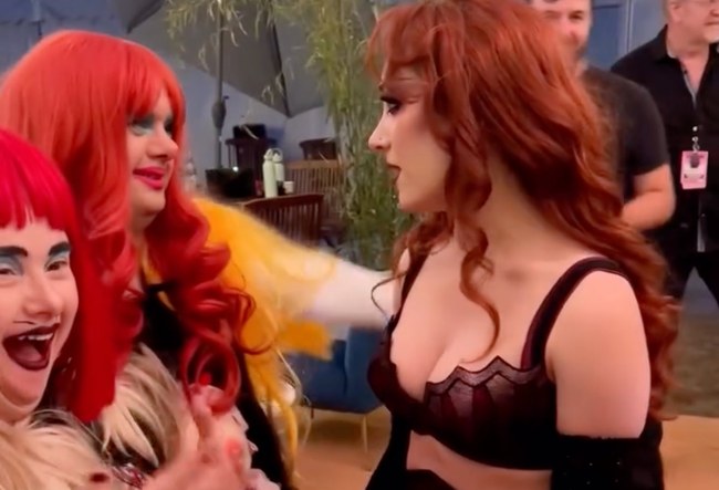 Watch: Chappell Roan trifft sich mit Drag Syndrome