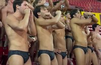 Watch: Cheeky Cheer beim Volleyballspiel...