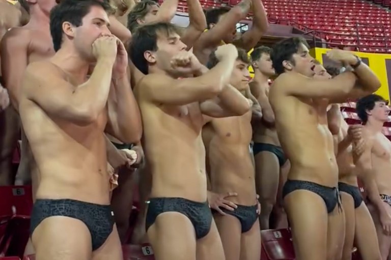 Watch: Cheeky Cheer beim Volleyballspiel...