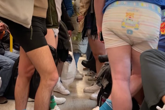 Watch: Cheeky Weekend am London No Trousers Tube Ride