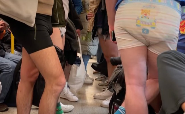 Watch: Cheeky Weekend am London No Trousers Tube Ride