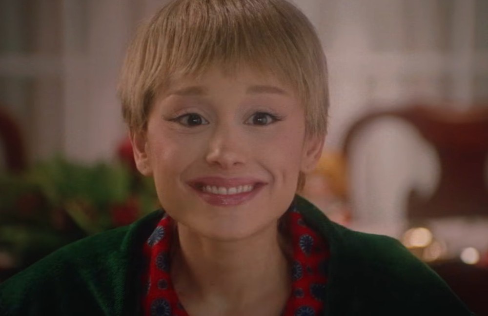 Watch: Cher & Ariana Grande aka Kevin allein zu Haus bei Saturday Night Live