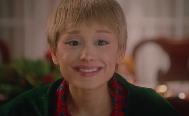 Watch: Cher & Ariana Grande aka Kevin allein zu Haus bei Saturday Night Live