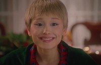 Watch: Cher & Ariana Grande aka Kevin allein zu Haus bei Saturday Night Live