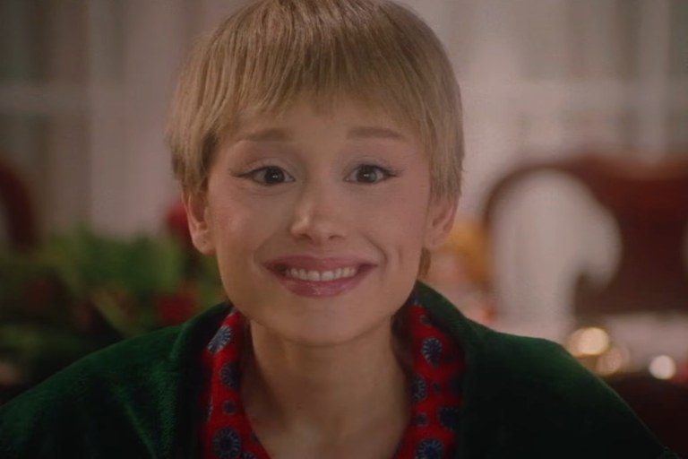 Watch: Cher & Ariana Grande aka Kevin allein zu Haus bei Saturday Night Live