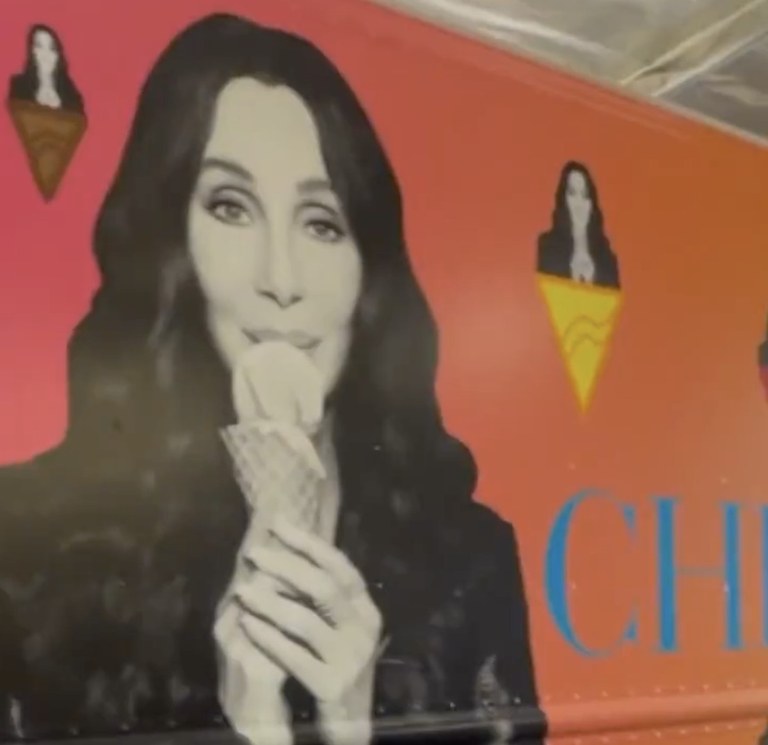 Watch: Cher lanciert ihr eigenes Glacé