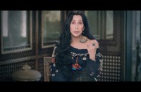 Watch: Cher singt ABBA auf spanisch...