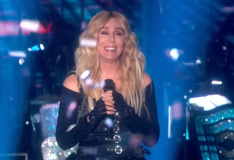 Watch: Cher stellt neue Rekorde in den UK-Charts auf