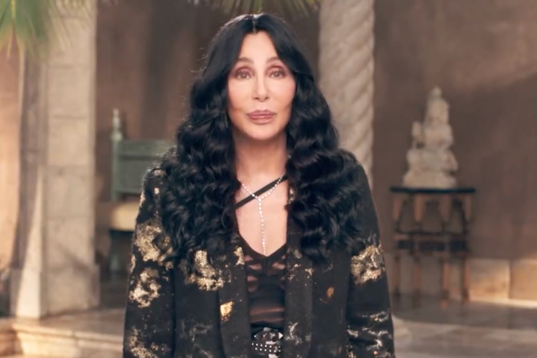 Watch: Cher unterstützt Kamala Harris & wurde in Rock and Roll Hall of Fame aufgenommen