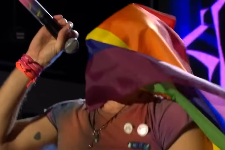 Watch: Chris Martin von Coldplay singt Song "durch" eine Pride Fahne