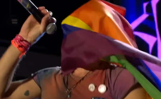Watch: Chris Martin von Coldplay singt Song "durch" eine Pride Fahne