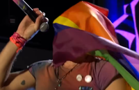 Watch: Chris Martin von Coldplay singt Song "durch" eine Pride Fahne